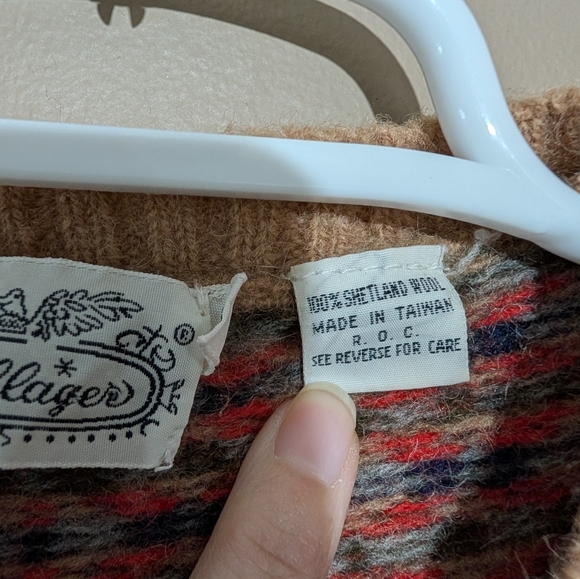 Vintage Puff Sleeve 100% Shetland Wool Cardigan, Size:Small, Color:Tan,Red&Blue - Picture 4 of 9